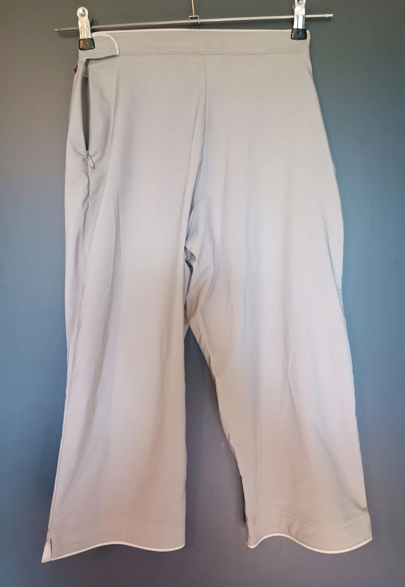 Men's and women's adidas cropped shorts size XS good condition gray color – photo 5
